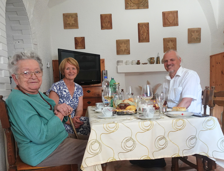 župan Robert Smrdelj, slavljenka Ana Malovec in hči Jana Krnel